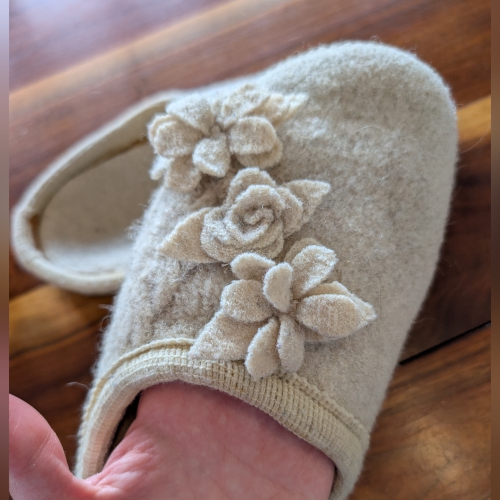 Garnet Hill Felted Wool Machine Washable Slippers Ivory Cream Flowers 100% Wool